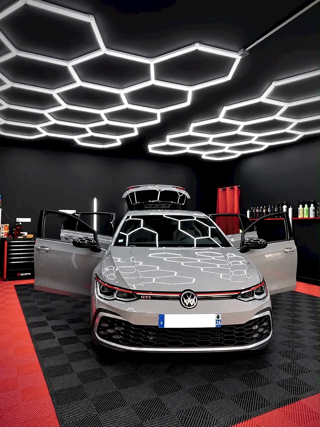 Volkswagen Golf GTI portes ouvertes dans l'atelier DiamantClean, éclairage hexagonal