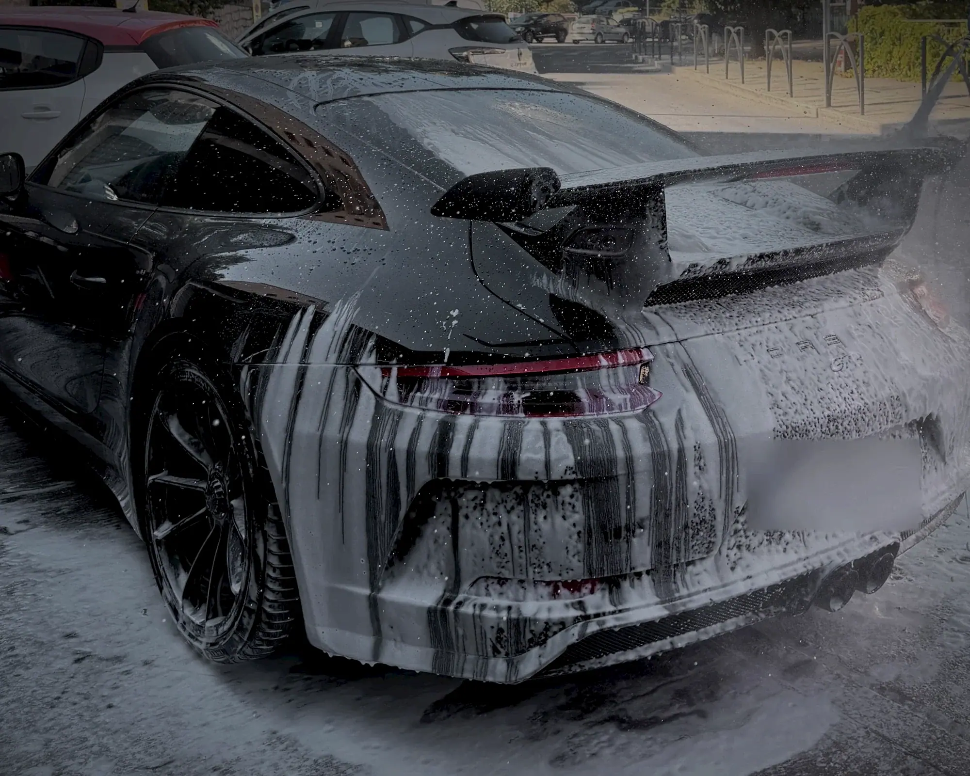 Porsche 911 GT3 couverte de mousse de prélavage, nettoyage extérieur