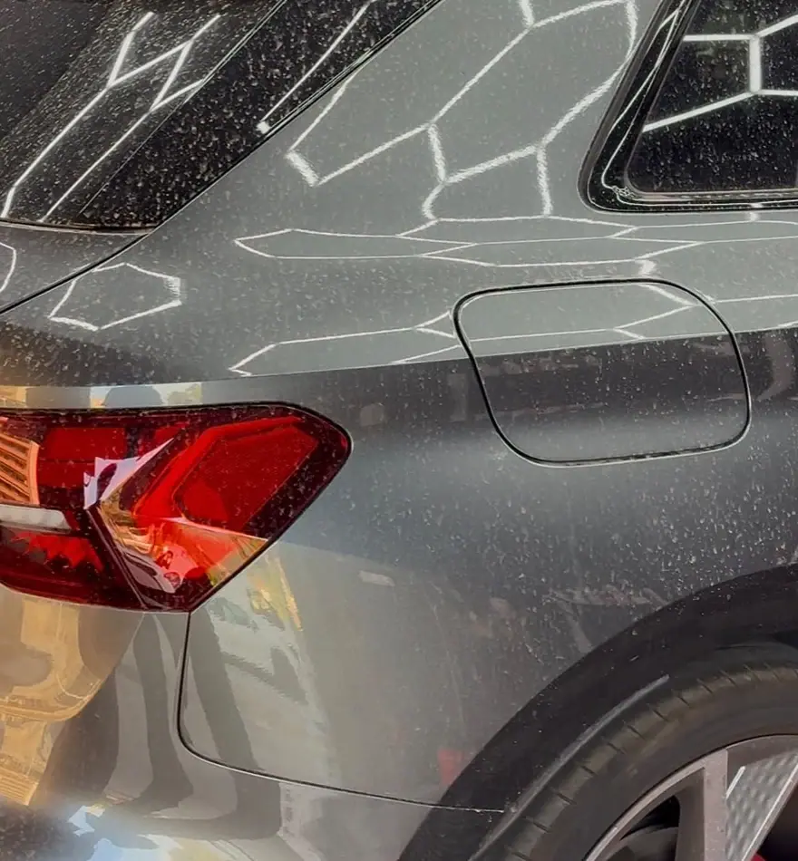 Avant : arrière d'une Audi grise couvert de poussière et de traces, dans l'atelier DiamantClean à Ajaccio