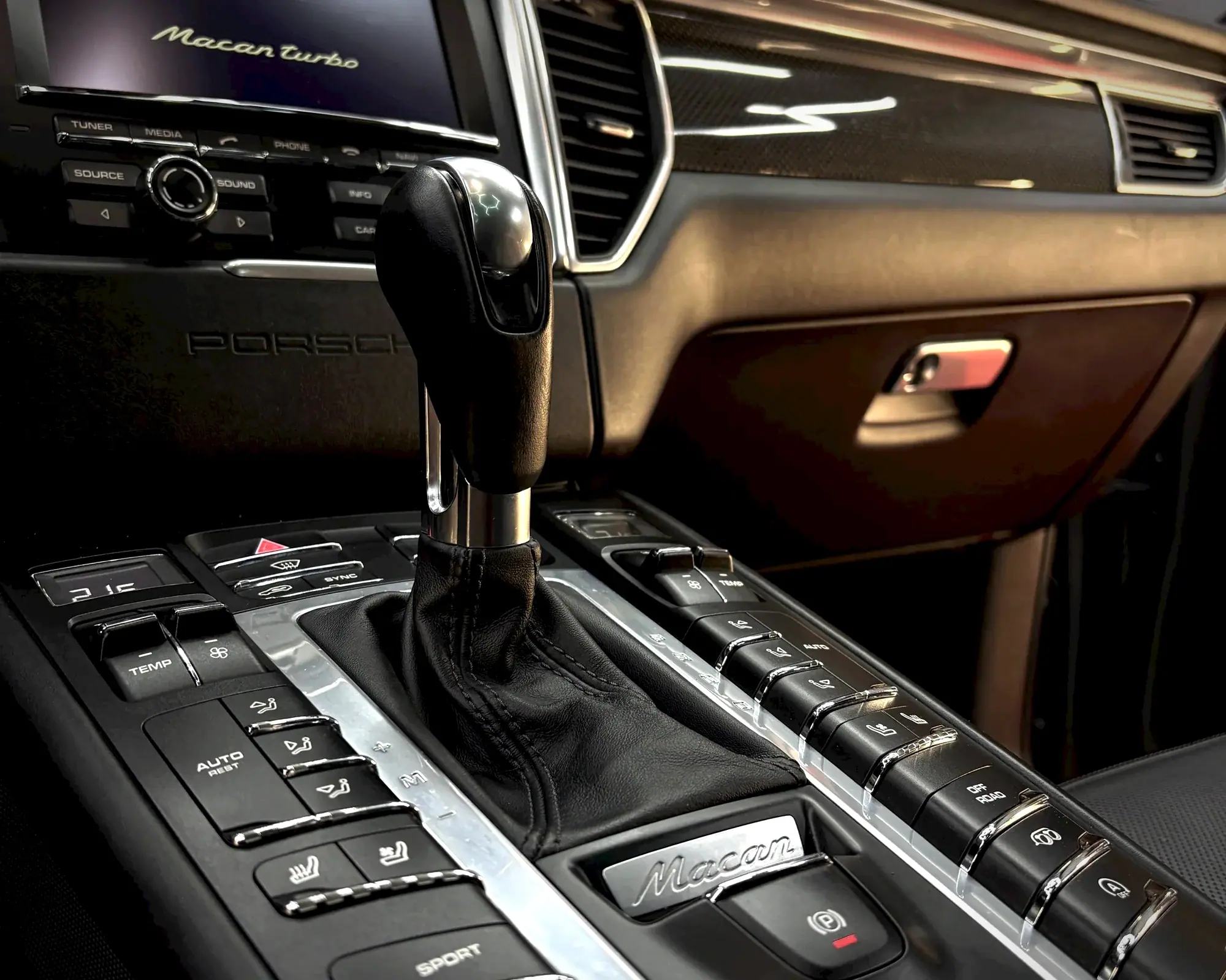 Console centrale d'une Porsche Macan après nettoyage intérieur