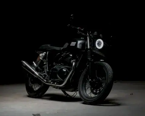 Moto noire en studio, nettoyage moto et scooter (photo d'illustration)