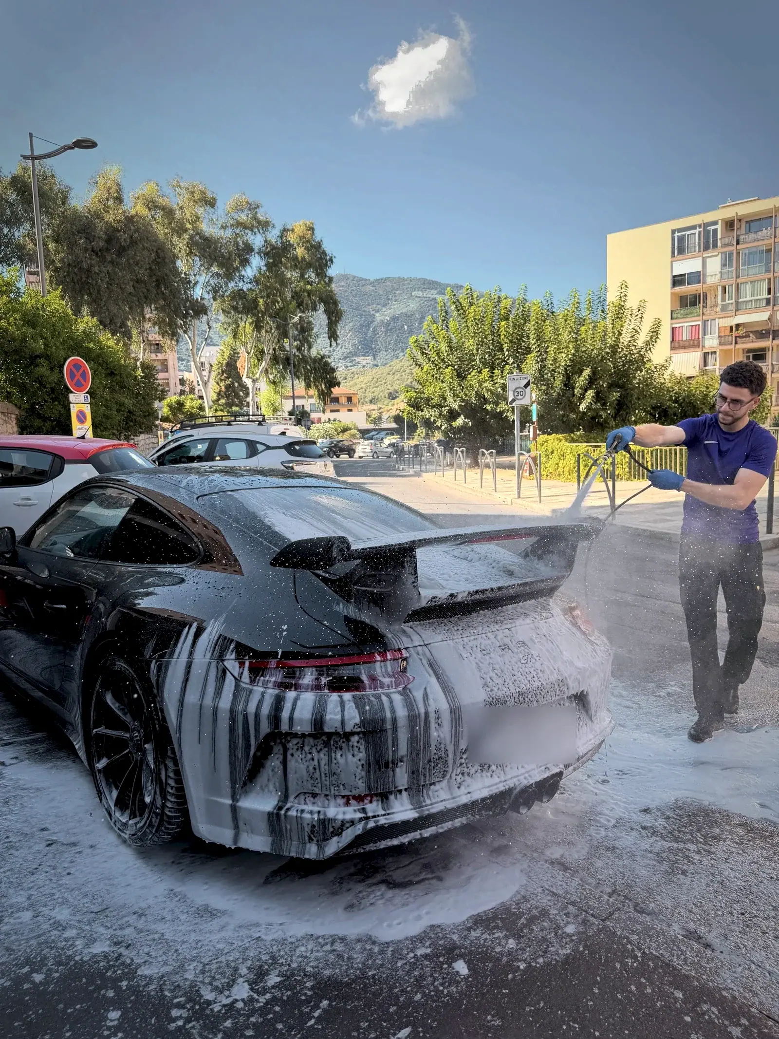 Prélavage à la mousse d'une Porsche 911 GT3 par DiamantClean à Ajaccio