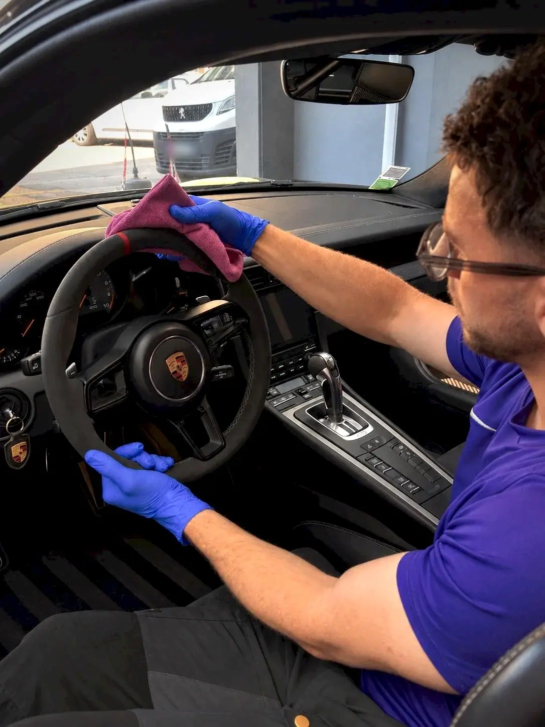 Nettoyage du volant d'une Porsche 911 par DiamantClean à Ajaccio